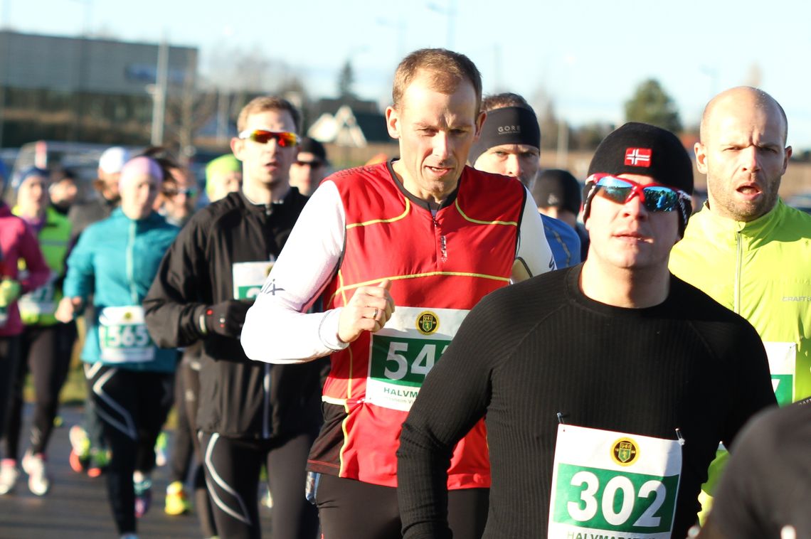 Fra starten på halvmaraton 2015 (foto: Olav Engen).