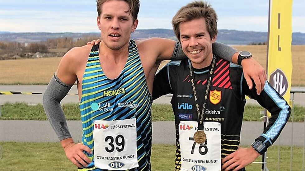 Vinner Vegard Ølstad (til høyre) sammen med toer Ola Erling Korbøl umiddelbart etter målgang ved Ottestadhallen. (Foto: Torfinn Kringlebotn)