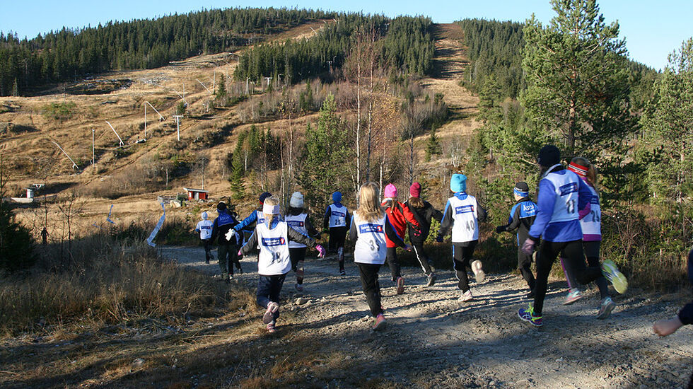 Siste del av alle tre distansene går i alpinbakken i Digeråsen med en stigning på ca. 200 m på siste 1,5 km. Langdistansen har ganske akkurat 500 m høydeforskjell på 5,5 km. (Arrangørfoto)