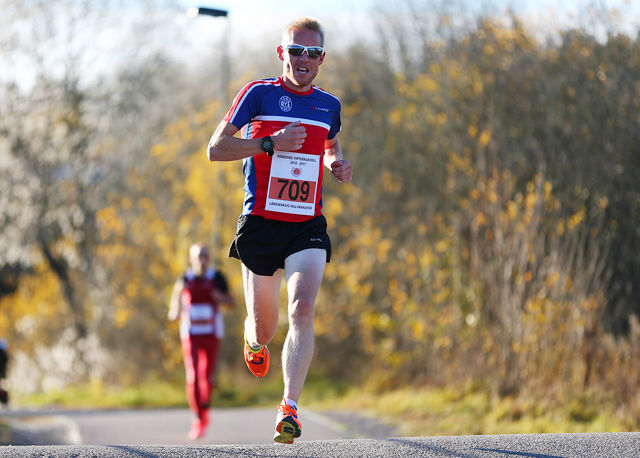Runar Sæther var raskest på 5 km i Sørum. Bildet er fra Vinterkarusellens halvmaraton i november 2016. (Foto: Bjørn Hytjanstorp)