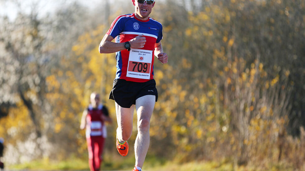 Runar Sæther var raskest på 5 km i Sørum. Bildet er fra Vinterkarusellens halvmaraton i november 2016. (Foto: Bjørn Hytjanstorp)