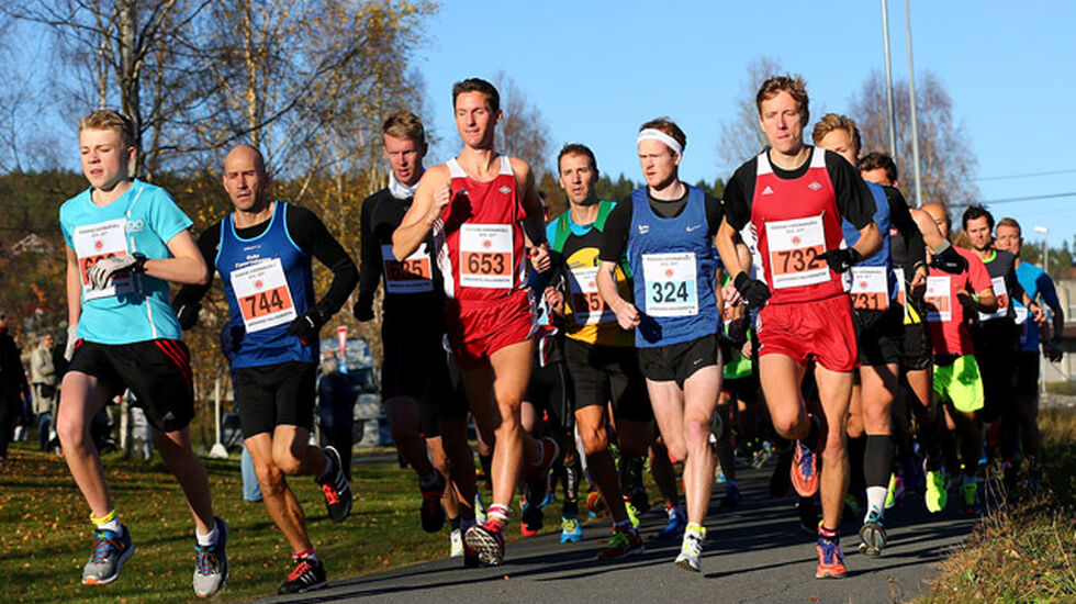 Starten for halvmaratonløpet har gått, og de gutta som var først i mål, er allerede å finne langt fram i feltet. (Foto: Bjørn Hytjanstorp)