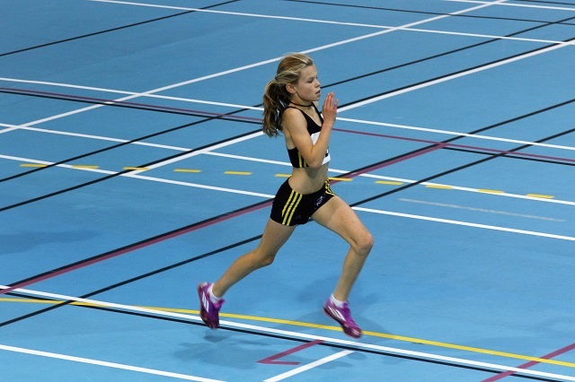 Malin Hoelsveen, Raufoss IL Friidrett i elegant og effektivt driv på sin 600 m i Stangehallen lørdag.