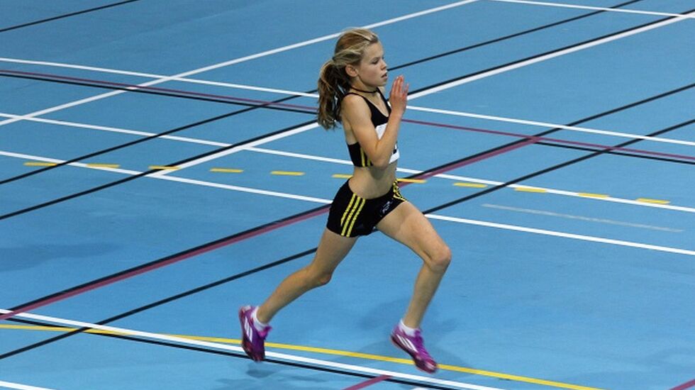 Malin Hoelsveen, Raufoss IL Friidrett i elegant og effektivt driv på sin 600 m i Stangehallen lørdag. 