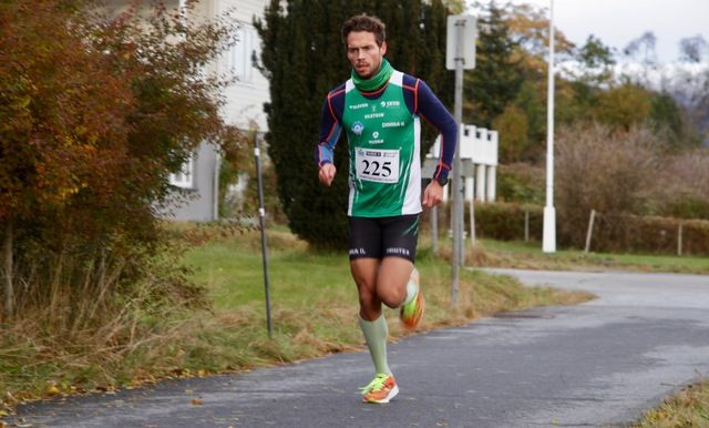Mellomdistanseløperen Ådne Andersen fra Hareid sprang i dag inn til fjerde beste tid noen sinne på adelskalenderen i Grimstadvatnet rundt