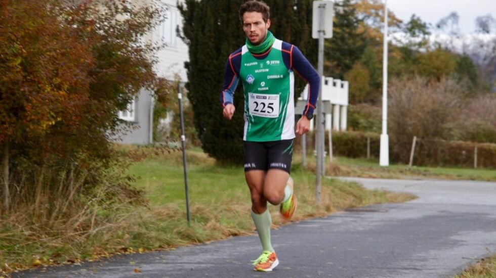 Mellomdistanseløperen Ådne Andersen fra Hareid sprang i dag inn til fjerde beste tid noen sinne på adelskalenderen i Grimstadvatnet rundt