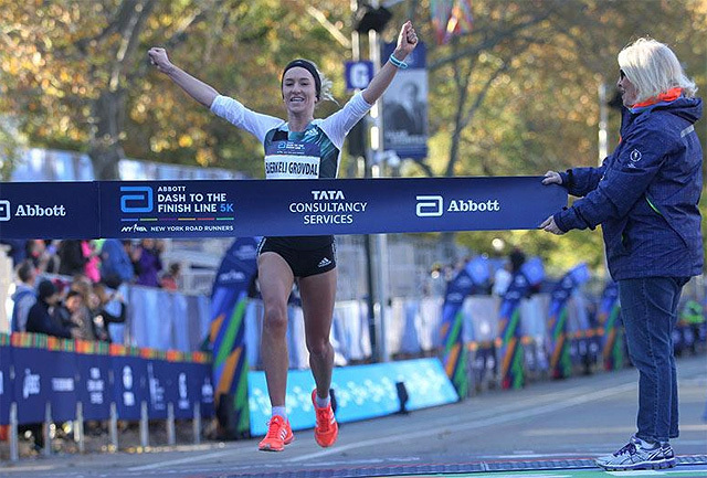 Karoline Bjerkeli Grøvdal kunne juble for en klar seier i det 5 km lange Dash to the Finishline i New York. (Foto: arrangøren)
