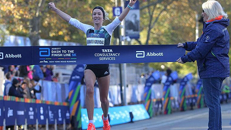 Karoline Bjerkeli Grøvdal kunne juble for en klar seier i det 5 km lange Dash to the Finishline i New York. (Foto: arrangøren)