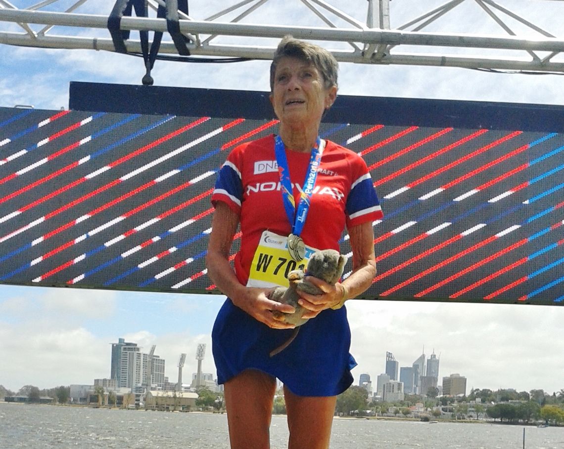 Vera Nystad, som med 3.37.47 fra Barcelona Marathon i våres har det beste maratonløpet ifølge Veterantabellene, tok i år også gull i Veteran-VM (World Masters) som gikk i Perth i november (Foto: Turid Veggeland).