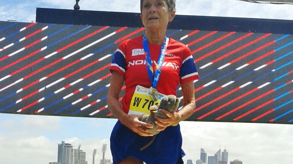 Vera Nystad, som med 3.37.47 fra Barcelona Marathon i våres har det beste maratonløpet ifølge Veterantabellene, tok i år også gull i Veteran-VM (World Masters) som gikk i Perth i november (Foto: Turid Veggeland).