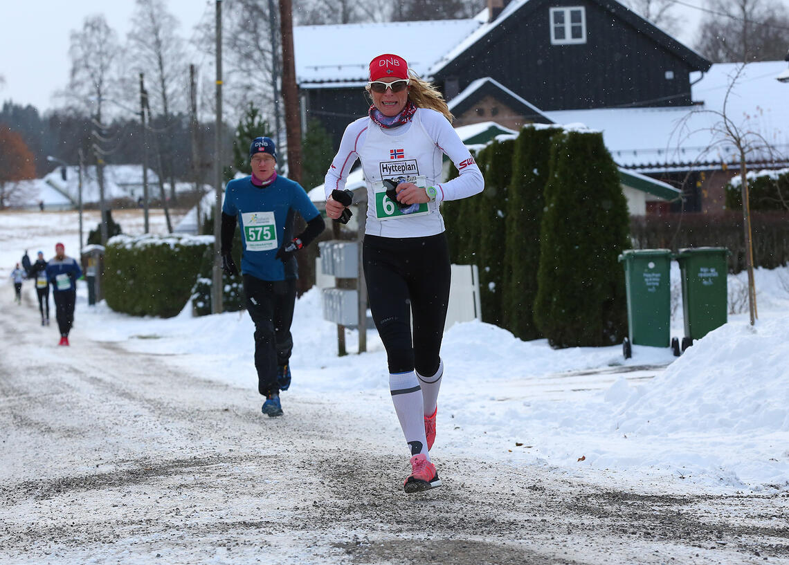 Dorte Foss løp 5 kilometer under dagens Lierløp. Den konkurranseglade Raufoss-dama holder god fart i hvert eneste løp hun deltar i. (Foto: Olav Engen. Arkivbilde fra Jessheim vintermaraton, 2016).