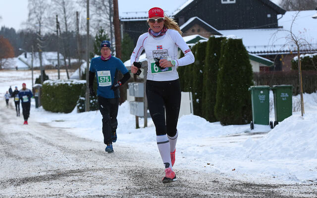 Dorte Foss løp 5 kilometer under dagens Lierløp. Den konkurranseglade Raufoss-dama holder god fart i hvert eneste løp hun deltar i. (Foto: Olav Engen. Arkivbilde fra Jessheim vintermaraton, 2016).
