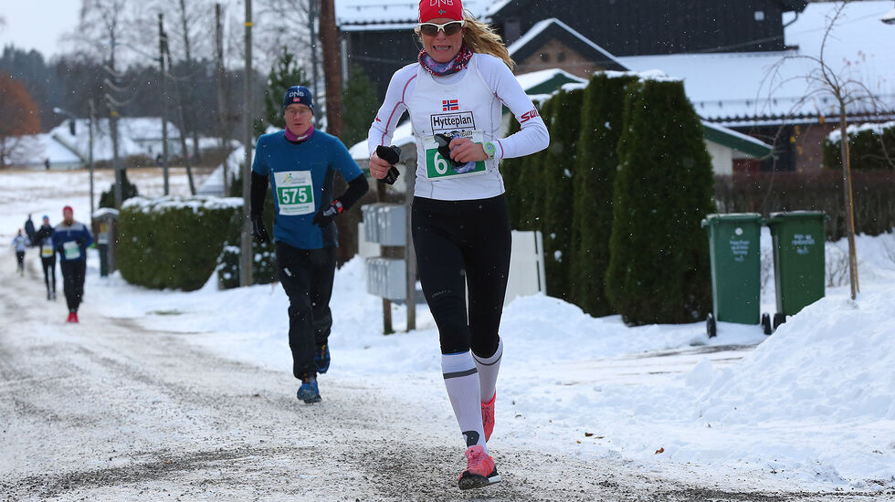 Dorte Foss løp 5 kilometer under dagens Lierløp. Den konkurranseglade Raufoss-dama holder god fart i hvert eneste løp hun deltar i. (Foto: Olav Engen. Arkivbilde fra Jessheim vintermaraton, 2016).