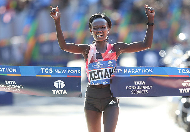 Kenyanske Mary Keitany kunne juble for sin tredje strake seier i New York City Marathon. Det er det bare Grete Waitz, som i sin tid vant fem år på rad, som har kunnet gjøre før henne. (Foto: arrangøren)