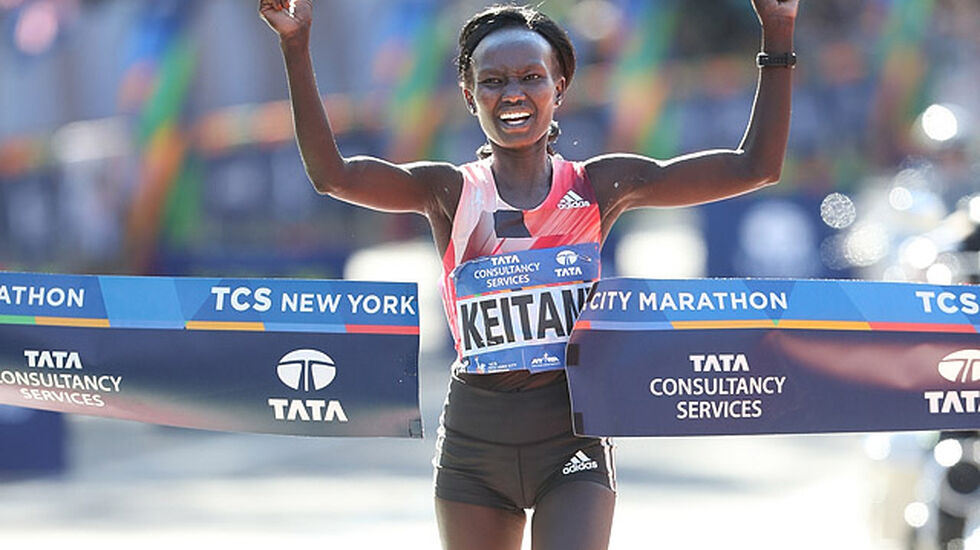 Kenyanske Mary Keitany kunne juble for sin tredje strake seier i New York City Marathon. Det er det bare Grete Waitz, som i sin tid vant fem år på rad, som har kunnet gjøre før henne. (Foto: arrangøren) 