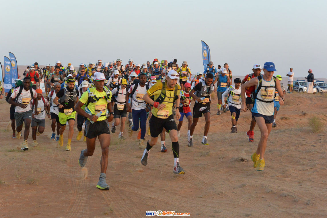 Start på fjerde dagsetappe med Sondre Amdahl helt framme (Foto: Oman Desert Marathon).