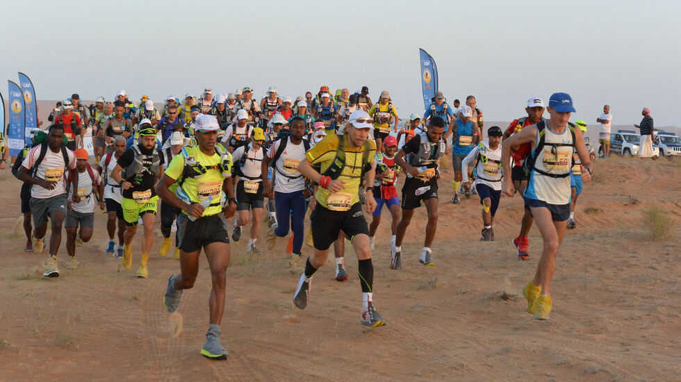 Start på fjerde dagsetappe med Sondre Amdahl helt framme (Foto: Oman Desert Marathon).