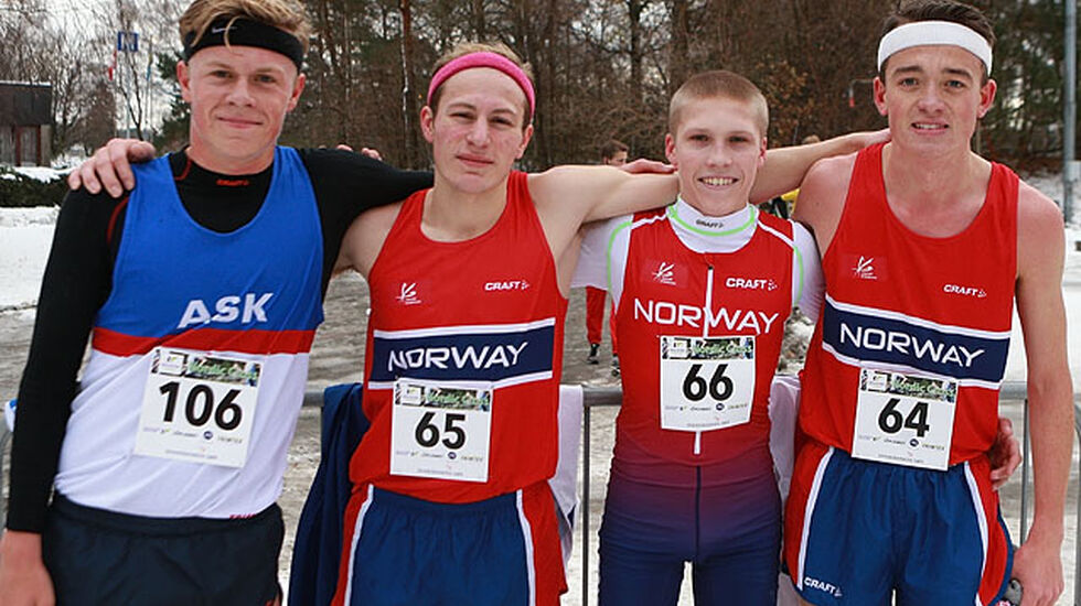 Tre røde og en blå fra Norge, men kun de tre representerte landslaget i nordisk mesterskap. Casper Stornes skulle reist hjem fra Kristiansand med laggullet i lommen. Men han ble aldri tatt ut på landslaget. I mål var han kun slått av fire løpere. Med han som tellende i landskampen, hadde Norge tatt gullet