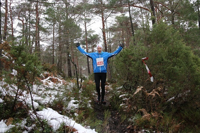 Lars Helge Fossdal fra Søgne viser hva Søgne Morothon handler om underveis på sine 21 tøffe km. (Arrangørfoto)