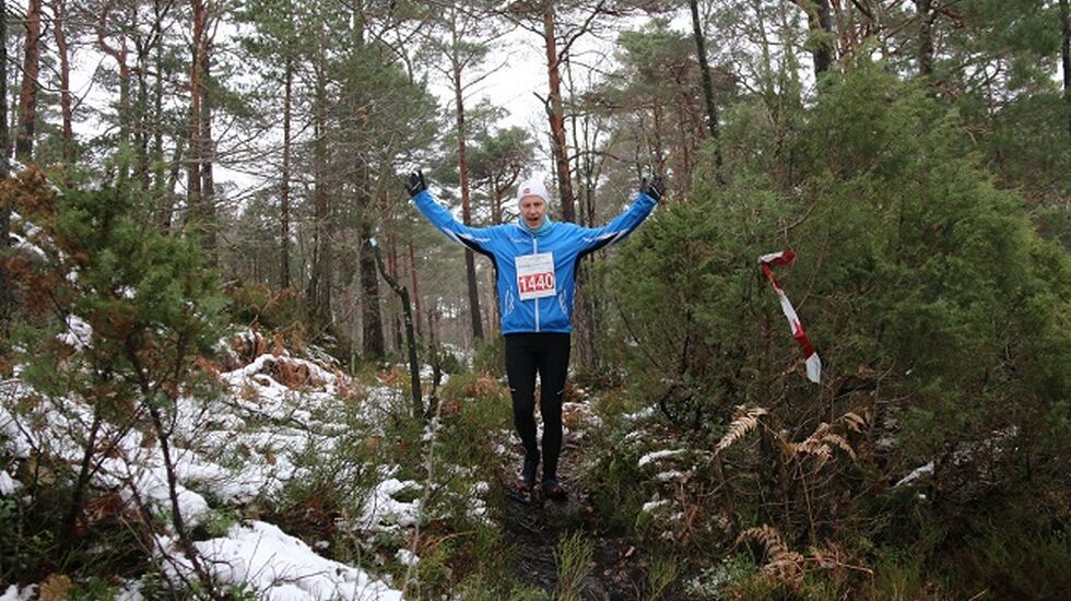 Lars Helge Fossdal fra Søgne viser hva Søgne Morothon handler om underveis på sine 21 tøffe km. (Arrangørfoto)