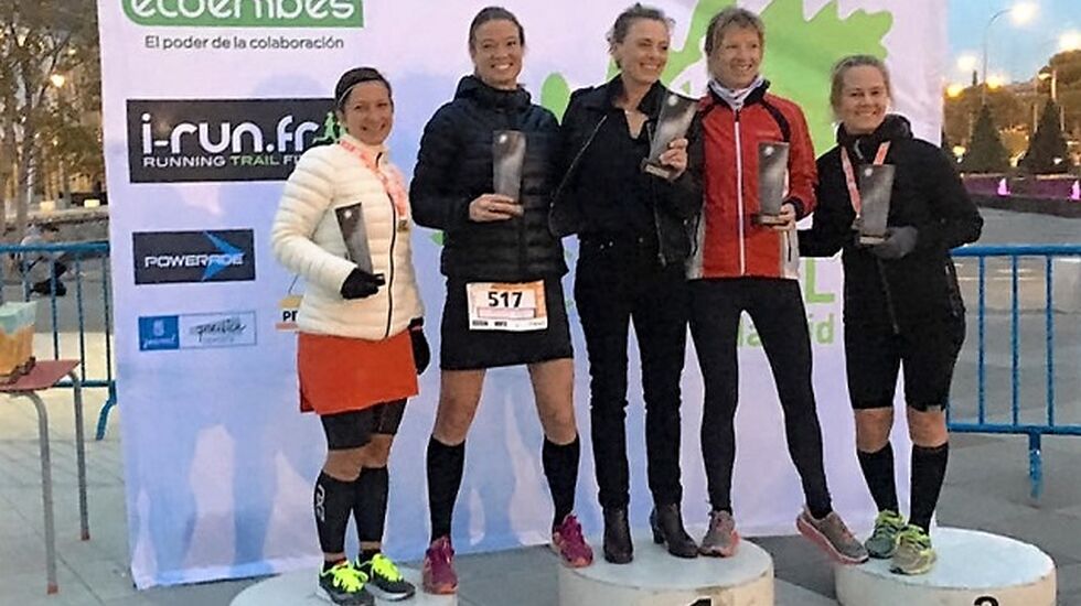 Seierspodiet for 50 km med Marit Karlsen i sentrum. Kjersti Kjeldås som tok 3. plassen til høyre for Marit. (Foto: Privat)