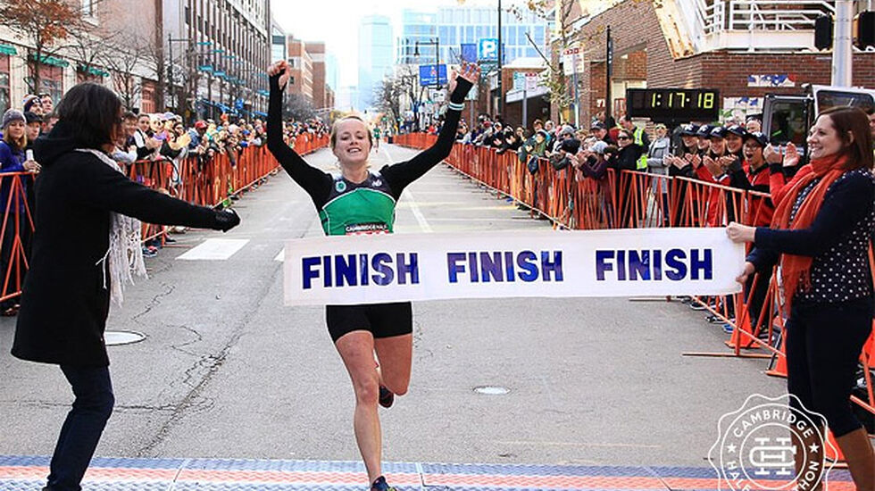 Karoline Skattebro fikk gleden av å bryte målbandet som vinner av Cambridge Half Marathon. (Foto: arrangøren) 