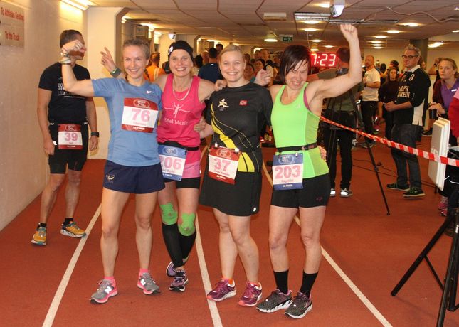 Glade jenter 2 minutter før start: Therese Falk (24-timers), Edel Marie Storaunet (48-timers), Tone Yvonne Killengreen (24-timers) og Ragnhild Audestad (48-timers). Foto: Olav Engen Glade jenter 2 minutter før start: Therese Falk (24-timers), Edel Marie Storaunet (48-timers), Tone Yvonne Killengreen (24-timers) og Ragnhild Audestad (48-timers). Foto: Olav Engen