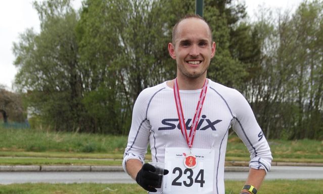 Olger fornøyd etter seier og ny solid pers på tiden 2.44.15 i Ålesund maraton i mai 2016. Foto: Helge Fuglseth