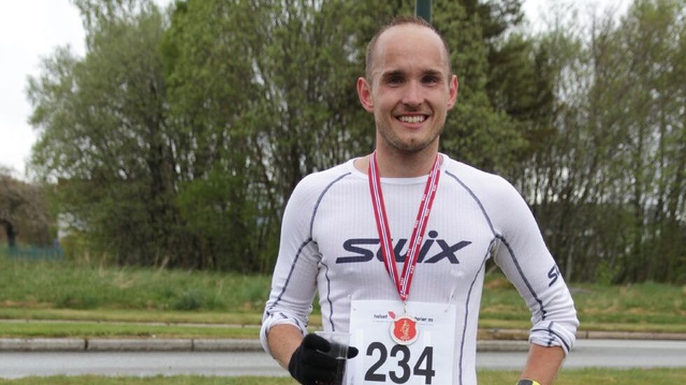 Olger fornøyd etter seier og ny solid pers på tiden 2.44.15 i Ålesund maraton i mai 2016. Foto: Helge Fuglseth