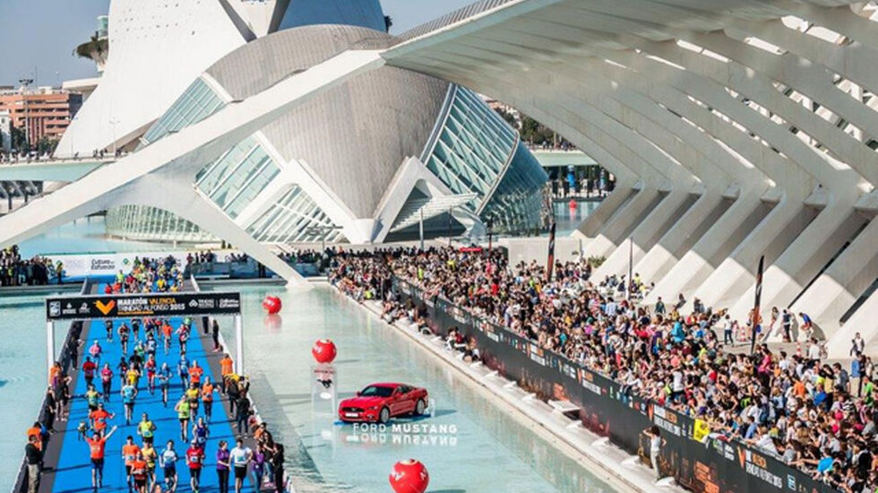 Spektakulær målgang: I Valencia Marathon går løperne i mål på en blå løper med vann på begge sider. (Foto: arrangøren)