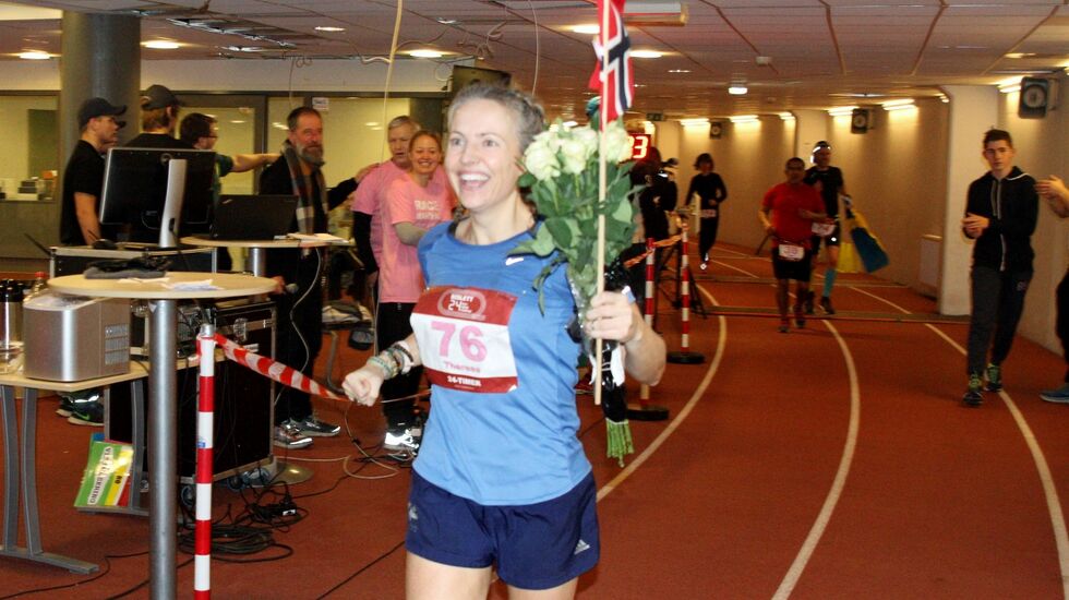 Therese Falk passerer målområdet med 1 minutt igjen å løpe, hun har akkurat løpt sin raskeste av 403 runder (foto: Olav Engen).