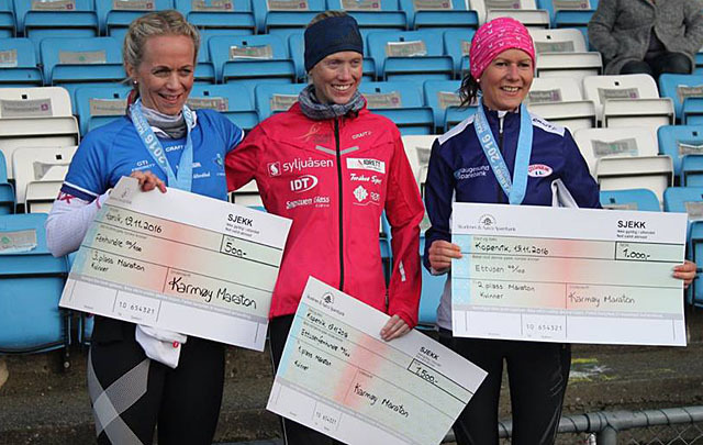 På pallen; Nr. 1. Marthe Katrine Myhre 2.58.01 med løyperekord, nr. 2. Vivian Kyte 3.23.00 og 3. Oddveig Odland 3.30.03