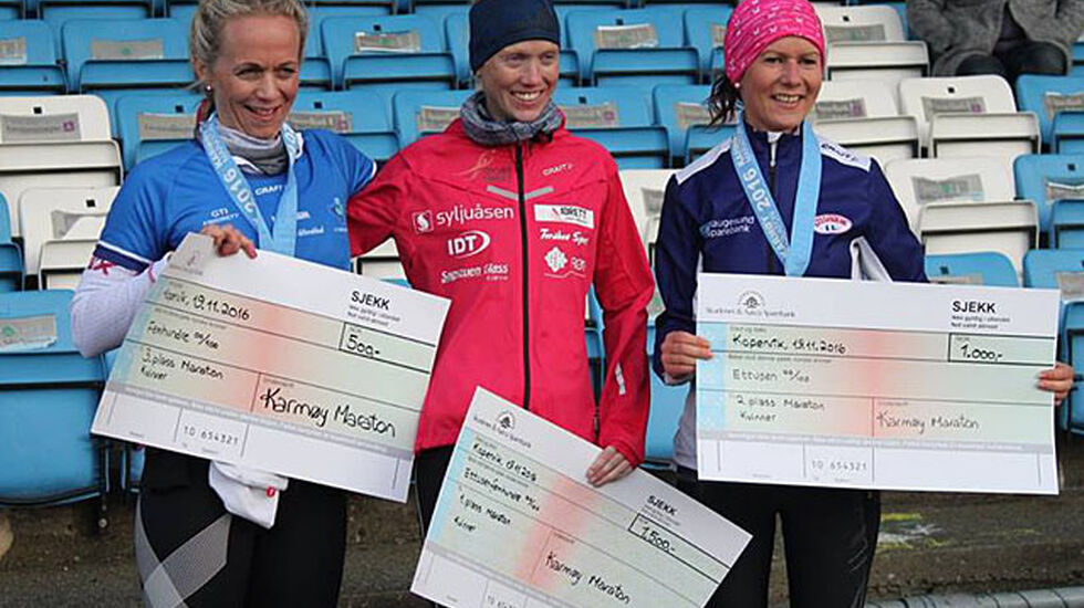 På pallen; Nr. 1. Marthe Katrine Myhre 2.58.01 med løyperekord, nr. 2. Vivian Kyte 3.23.00 og 3. Oddveig Odland 3.30.03
