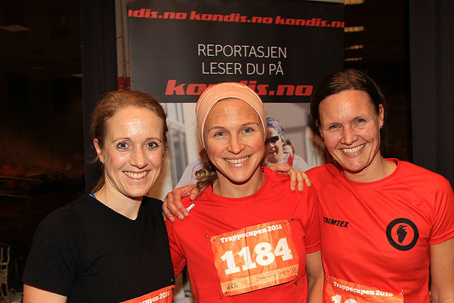 Tina Eik (i midten) vant trappeløpet i Rådhuset foran Sara-Rebekka Færø Linde (t.v) og Caroline Christie, begge fra Varegg.