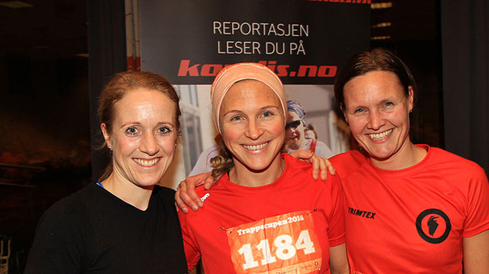 Tina Eik (i midten) vant trappeløpet i Rådhuset foran Sara-Rebekka Færø Linde (t.v) og Caroline Christie, begge fra Varegg.
