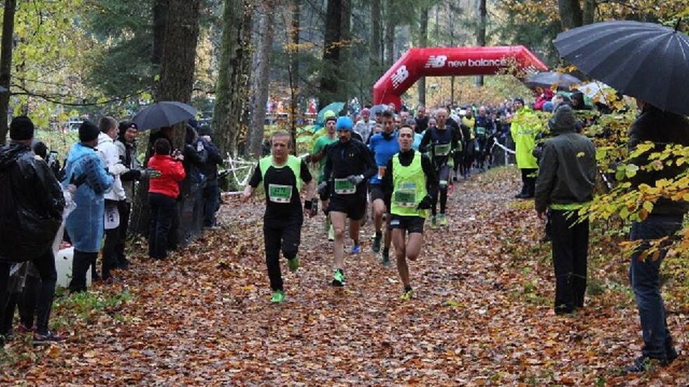 Fra årets Løberen Skovmarathon som gikk i kjølig vær med regn og vind (Arrangørfoto)