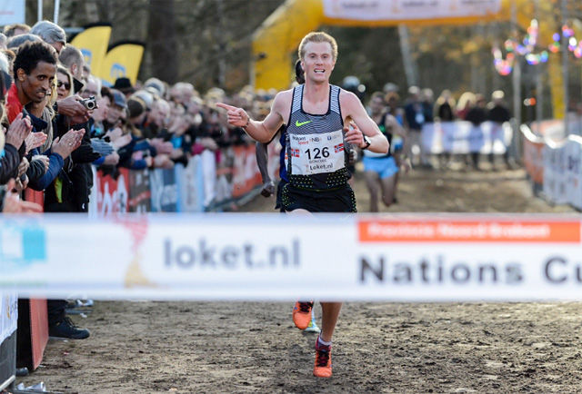 Sondre Nordstad Moen hadde tid til å ta en seiersgest da han vant Warandeloop i Nederland søndag. (Foto: Det europeiske friidrettsforbundet)