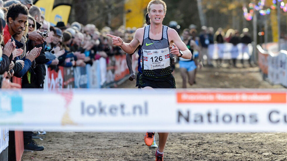 Sondre Nordstad Moen hadde tid til å ta en seiersgest da han vant Warandeloop i Nederland søndag. (Foto: Det europeiske friidrettsforbundet)