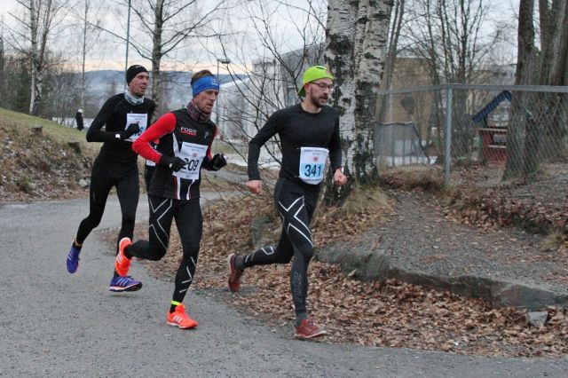 Teten i herreklassen 500 meter før målgang, Christian Grønvold foran vinneren Glen Røisgaard og Roger Thompson (foto: Olav Engen).