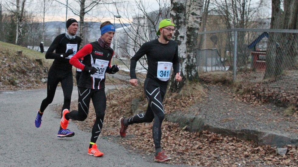 Teten i herreklassen 500 meter før målgang, Christian Grønvold foran vinneren Glen Røisgaard og Roger Thompson (foto: Olav Engen).