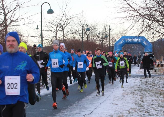 Omkring 80 løpere stilte til start på halvmaraton i 2015. Foto: Kjell Vigestad