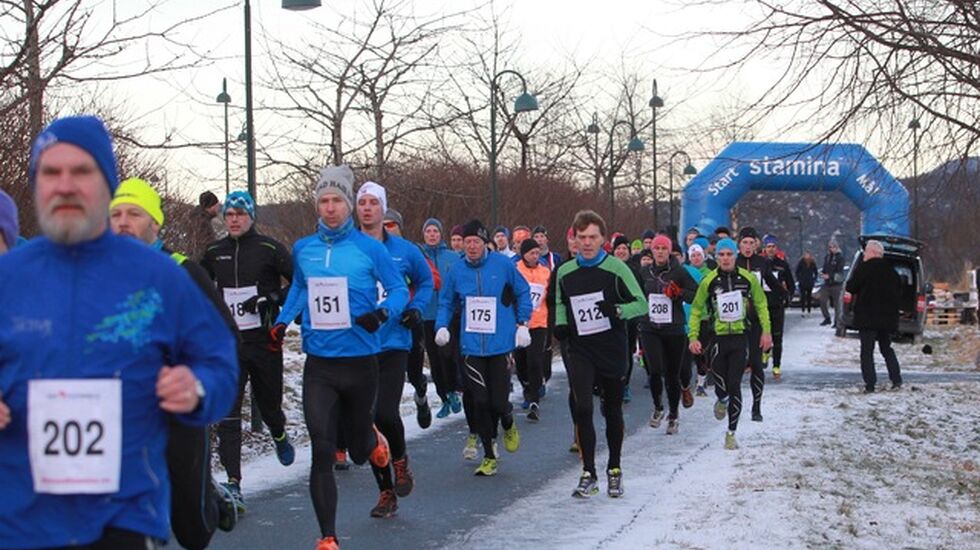 Omkring 80 løpere stilte til start på halvmaraton i 2015. Foto: Kjell Vigestad