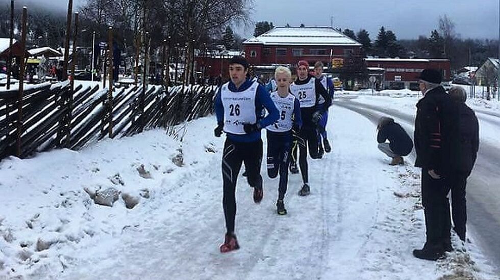 Morten Buchholdt og Sverre Grønvold i tet fra start i Koppang sentrum. (Arrangørfoto)