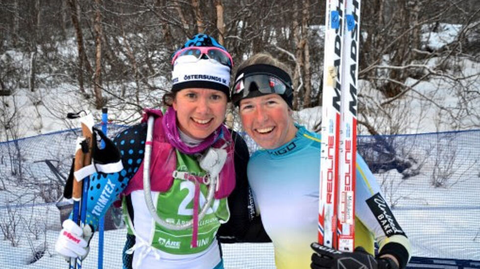  Nr.2 Sara Lindborg (t.v.) og vinner Astrid Øyre Slind. Foto: Lena Gavelin