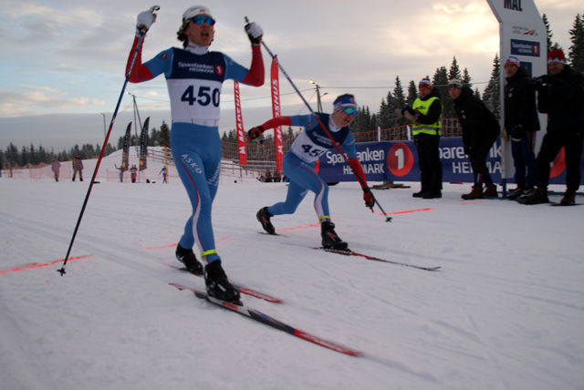 Kristoffer Kvarstad fra Hamar Skiklubb fikk kjørt fram beinet foran Simen Syversen og tok første stikk i M17 i den kompakte jule-touren på Hedmarken. (Foto: Stein Arne Negård)