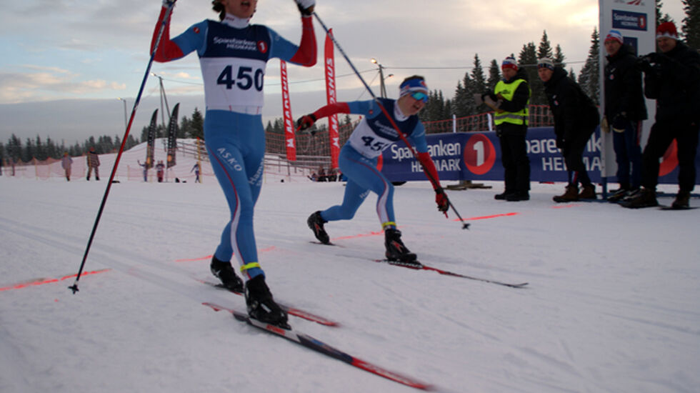 Kristoffer Kvarstad fra Hamar Skiklubb fikk kjørt fram beinet foran Simen Syversen og tok første stikk i M17 i den kompakte jule-touren på Hedmarken. (Foto: Stein Arne Negård)
