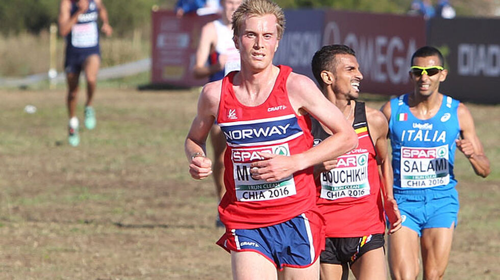 Sondre Nordstad Moen under EM terrengløp i Italia i fjor der han ble nummer 13. (Foto: Kjell Vigestad)