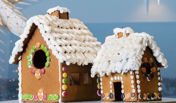 God jul illustrert med et pepperkakehus