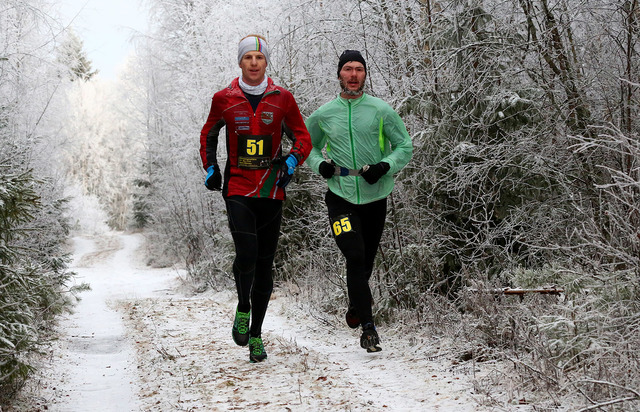 Ståle Gjelsten har tatt igjen Simen Rustad ca halvveis i ultraløpet og løp deretter inn til en klar seier i sin ultraløpsdebut (foto: Bjørn Hytjanstorp).