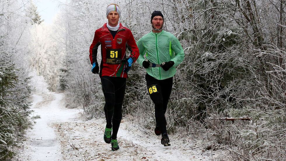 Ståle Gjelsten har tatt igjen Simen Rustad ca halvveis i ultraløpet og løp deretter inn til en klar seier i sin ultraløpsdebut (foto: Bjørn Hytjanstorp).